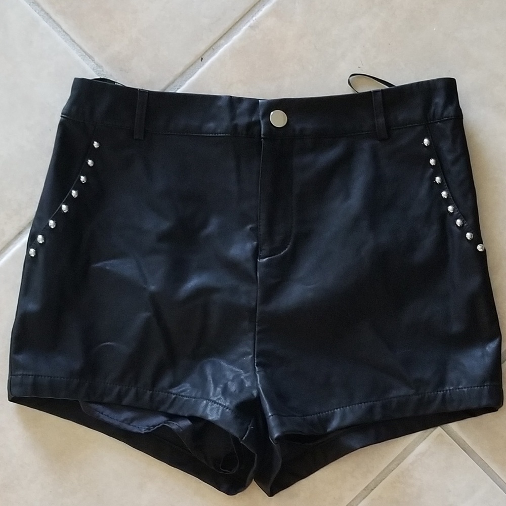 Forever 21 faux leather shorts size M.new